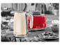 Retro Wasserkocher und Toaster 1995 in Creme und Rot auf einer Holztheke.