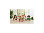 Zwei Kinder spielen mit einem großen Puppenhaus und Tierfiguren auf einem Holztisch.