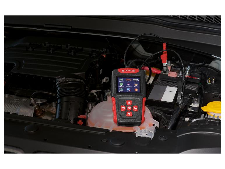 Autobatterietester an die Batterie im Motorraum angeschlossen.