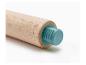 Holzer Teigroller mit türkisfarbenen Endkappen.
