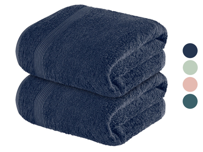 Zwei dunkelblaue Handtücher, übereinander gelegt.