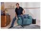 Herren-Strickpullover, Jeans und Sneaker.