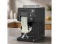 SILVERCREST® 3-in-1 Eismaschine SEMK 210 A1, die geschabtes Eis in eine Schale füllt.