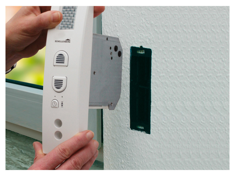 Ein Schellenberg Rollladenmotor mit Schalter wird installiert.