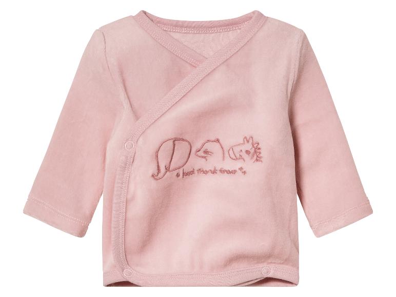 Ein rosafarbenes Langarmshirt für Babys mit einem Elefanten-, Bären- und Pferde-Design.