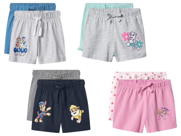 Vier Sets Kinder-Shorts in verschiedenen Farben mit Cartoon-Hundemotiven.