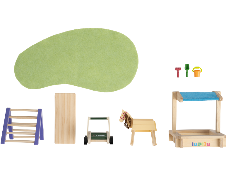 Holzspielzeug-Set mit grüner Matte, Sandkasten, Leiter, Rasenmäher und Pferd.