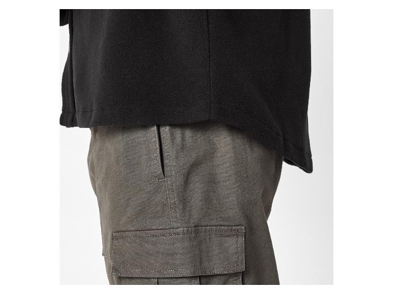 Schwarzes Fleece-Oberteil und khakifarbene Cargohose