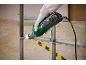 Rotationswerkzeug schleift Metallrahmen mit Schutzhandschuhen.