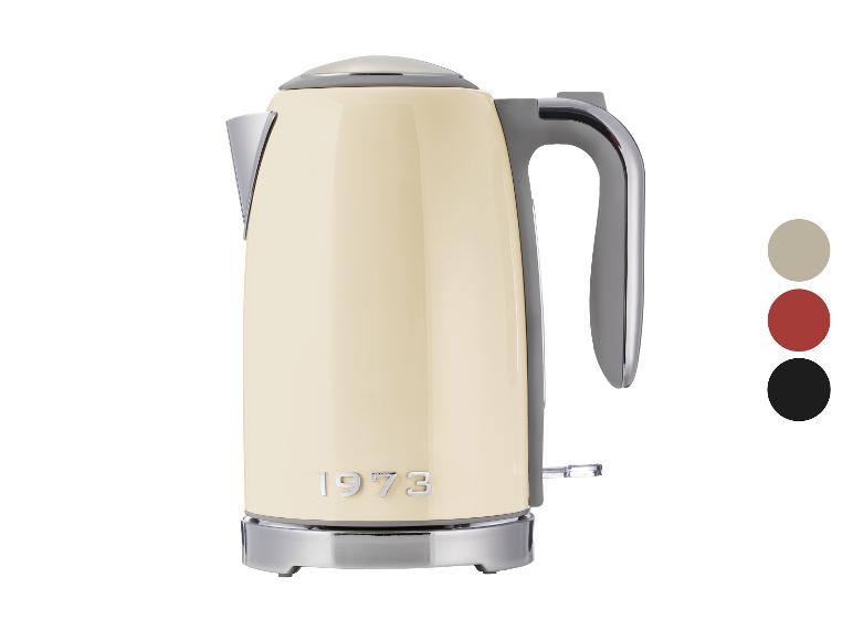 Cremefarbener Retro-Wasserkocher mit Chromakzenten und geprägtem Text '1973'.