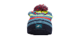 Gestreifte Wintermütze mit Bommel und Berg-Emblem.