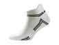 Weiße Sportsocken mit schwarzen Streifen.