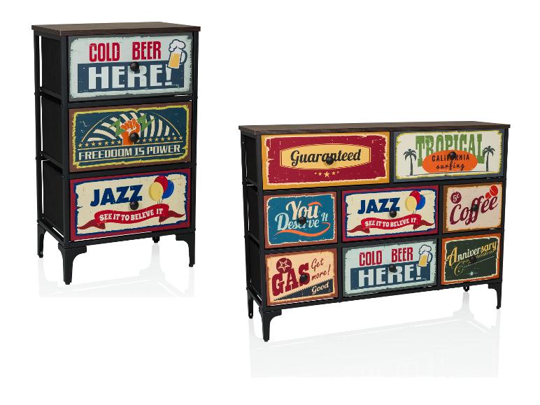 Kommoden im Retro-Stil mit Schildern wie „Cold Beer Here“ und „Jazz“.