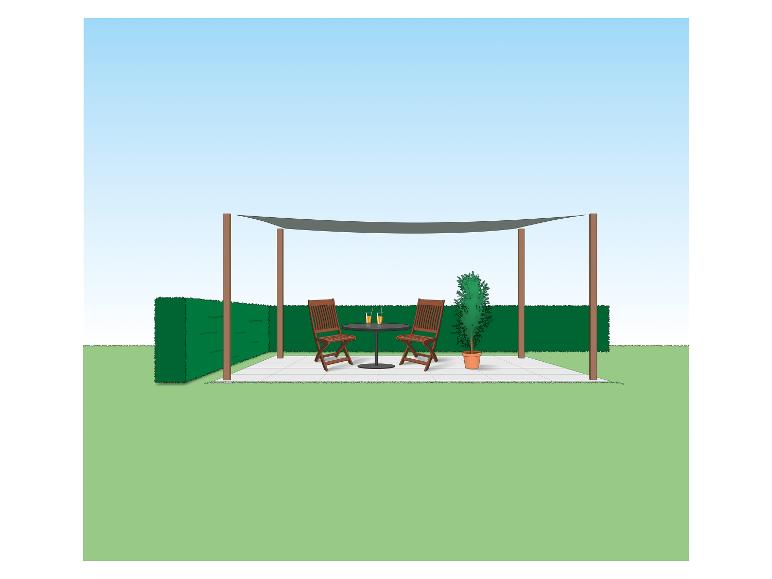 Terrasse mit Tisch, Stühlen, Sonnensegel und Hecke in einem grünen Garten.