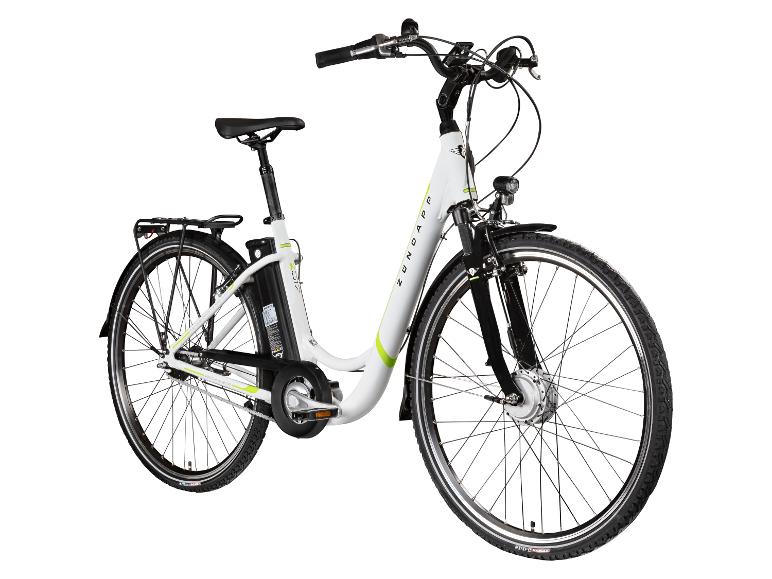 Weißes City-E-Bike mit grünen Details, Gepäckträger und Beleuchtung.