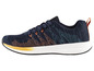 Blaue Sneaker mit orangefarbenen und blauen Details.