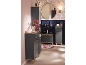 Badezimmer mit dunkelgrauen Schränken und Holzdetails, einer rosa Wand und Blumentapete.
