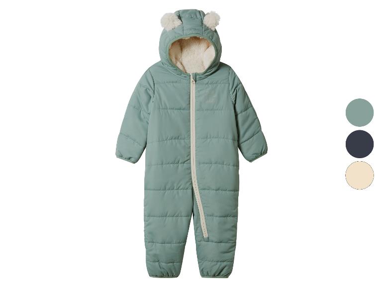 Mintgrüner Baby-Schneeanzug mit Bärenohren und Waschbär-Grafik.