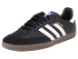 Schwarze Sportschuhe mit weißen Streifen und brauner Sohle
