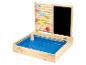 Ein Sandkasten aus Holz mit integrierter Wasserbahn und einer Tafel.