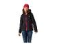 Frau in schwarzer wasserdichter Jacke mit pinken Reißverschlüssen und roter Mütze