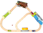 Holzeisenbahnstrecke mit Brücken, Tunnel und drei bunten Waggons.
