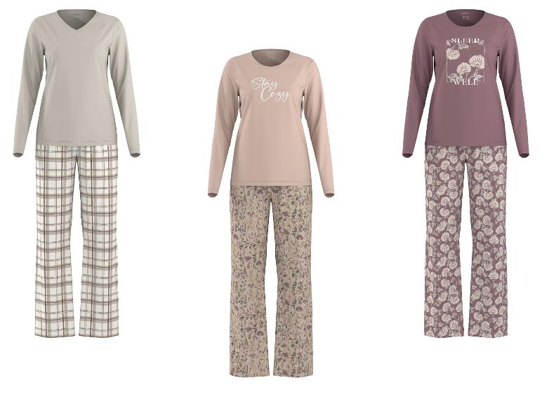 Drei Pyjama-Sets: beige mit karierter Hose, rosa mit Blumenhose und lila mit Blumenhose.