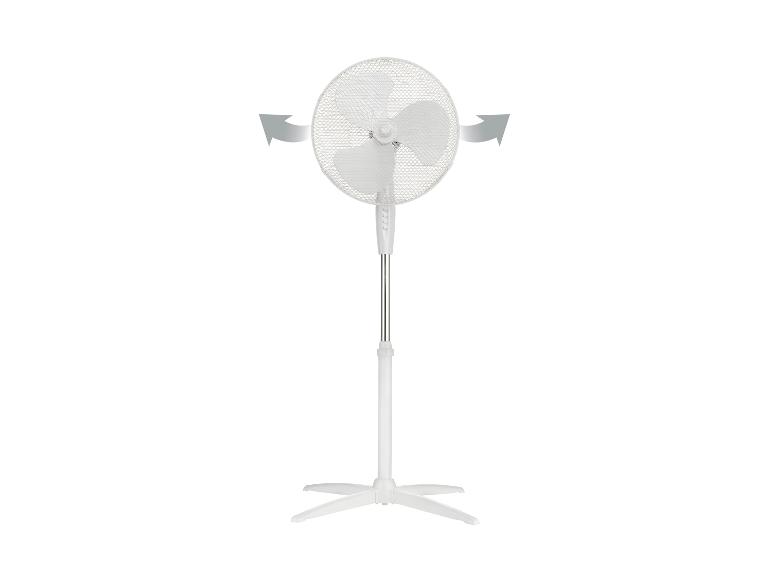 Weißer Standventilator mit Schwenkfunktion, durch Pfeile angezeigt.