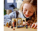 Ein Kind spielt mit LEGO Harry Potter Sets, darunter eine Zaubertrankstunde.