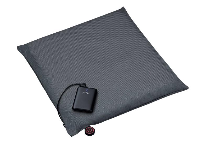 Graues beheiztes Sitzkissen mit einer schwarzen Powerbank und einem roten Einschaltknopf
