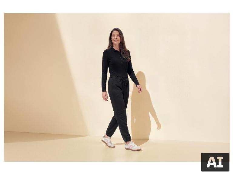 Frau in schwarzem Langarm-Poloshirt und Esmara Premium Sweathose geht. [KI-generiertes Bild]