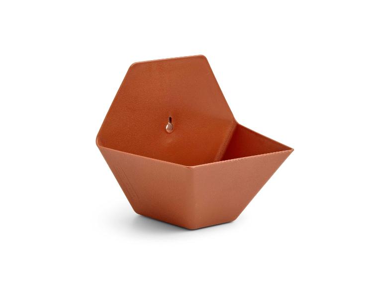 Brauner Wandtopf mit Aufhängeloch und geprägtem Logo.