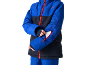 Blaue und schwarze Kinder-Skijacke mit rotem Reißverschluss, eine Hand zieht eine Karte aus der Ärmeltasche.