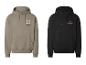 Zwei Hoodies, ein beiger mit der Nummer 23 und ein schwarzer mit Basketballmotiv.