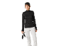 Frau in schwarzem Ski-Baselayer, weißer Skihose und Skibrille, Handschuhe haltend.