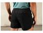 Ein Mann trägt schwarze Sport-Shorts mit einem Reißverschluss-Tasche hinten.