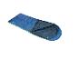 Offene blaue High Peak Schlafsack, bereit zum Campen.