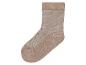 Ein Paar beige Socken mit Rippen.