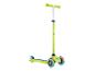 Grüner dreirädriger Roller mit bunten LED-Lichtern an den Vorderrädern.