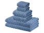 Set gefalteter blauer Handtücher in verschiedenen Größen.