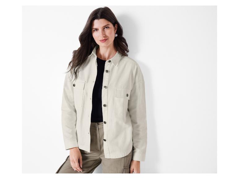 Eine Frau trägt eine weiße Hemdbluse mit langen Ärmeln.