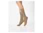 Ein Paar transparenter brauner Socken an den Beinen eines Models, vor weißem Hintergrund.