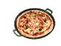 Pizza mit Schinken, Pilzen, Oliven und Rosmarin in einer grünen Backform