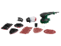 Ein Elektroschleifer mit Zubehör, einschließlich Schleifplatten und Schleifpapier.