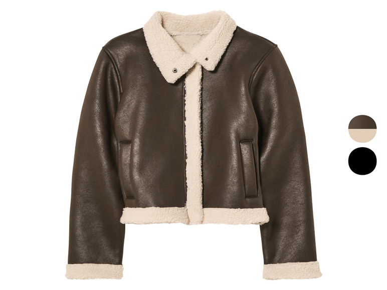 Eine braune Lederbomberjacke mit weißem Fellkragen.