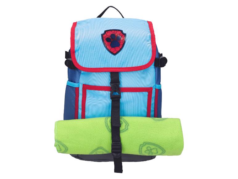 Blauer Rucksack mit rotem Besatz und einer grünen gerollten Decke
