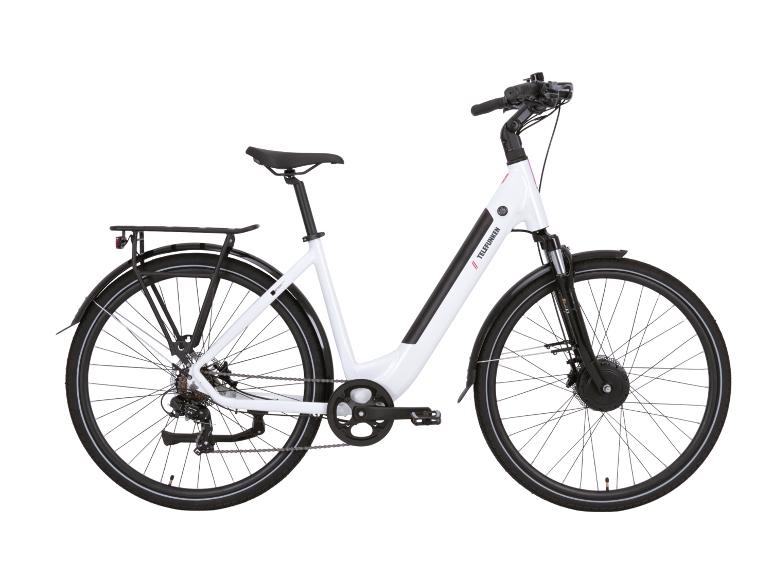 Weißes E-Bike mit schwarzen Schutzblechen und Gepäckträger.