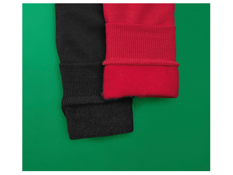 Zwei gestrickte Ärmel, ein schwarzer und ein roter.