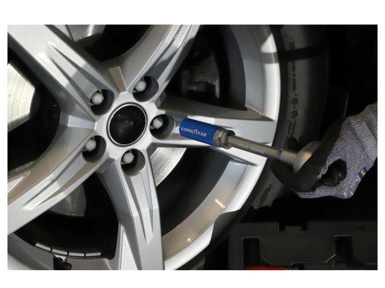 Goodyear Werkzeug und Autofelge werden repariert.