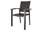 Schwarzer Rattan-Gartenstuhl mit Holzarmlehnen